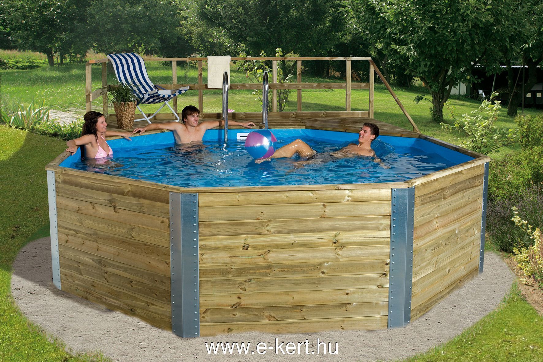 Medence építés a kertben