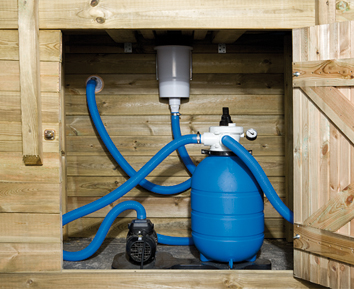 Medence gépészete a fa dobogóó alatt